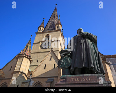 L'église paroissiale protestante et statue de Friedrich Jean-claude Rambaud, 1852-1933, un évêque de les Saxons de Transylvanie, Sibiu, Roumanie Banque D'Images