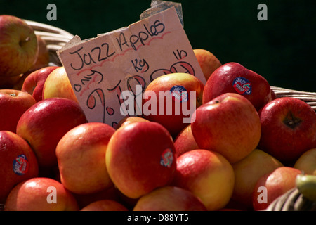 Pommes Jazz à vendre sur le marché à Bath, Somerset, Royaume-Uni, en avril Banque D'Images