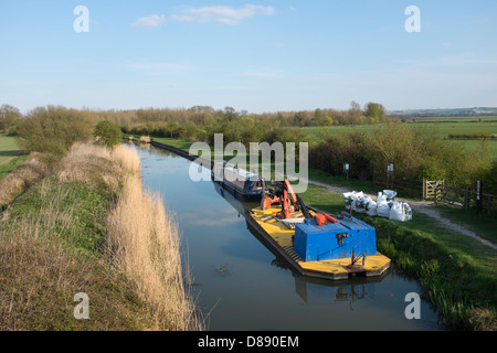 Kennet and Avon Canal avec des bateaux Banque D'Images