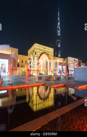 Vue en extérieur nuit de Dubaï Mall, le plus grand du monde, à Dubaï Émirats Arabes Unis Banque D'Images