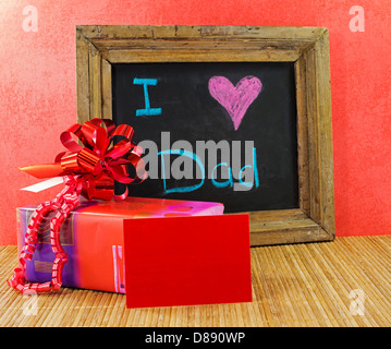 Heureux avec des pères présents et tableau noir avec texte j'aime papa Banque D'Images