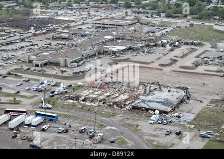 Vue aérienne de la destruction d'une tornade EF-5 le 21 mai 2013 dans Moore, Oklahoma. La tempête avec des vents de plus de 200 miles par heure sur l'île de la banlieue d'Oklahoma City le 20 mai 2013, tuant au moins 24 personnes, en blessant plus de 230 et le déplacement de milliers. Banque D'Images