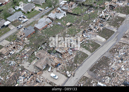 Vue aérienne de la destruction d'une tornade EF-5 le 21 mai 2013 dans Moore, Oklahoma. La tempête avec des vents de plus de 200 miles par heure sur l'île de la banlieue d'Oklahoma City le 20 mai 2013, tuant au moins 24 personnes, en blessant plus de 230 et le déplacement de milliers. Banque D'Images