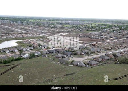 Vue aérienne de la destruction d'une tornade EF-5 le 21 mai 2013 dans Moore, Oklahoma. La tempête avec des vents de plus de 200 miles par heure sur l'île de la banlieue d'Oklahoma City le 20 mai 2013, tuant au moins 24 personnes, en blessant plus de 230 et le déplacement de milliers. Banque D'Images