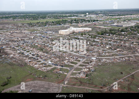 Vue aérienne de la destruction d'une tornade EF-5 le 21 mai 2013 dans Moore, Oklahoma. La tempête avec des vents de plus de 200 miles par heure sur l'île de la banlieue d'Oklahoma City le 20 mai 2013, tuant au moins 24 personnes, en blessant plus de 230 et le déplacement de milliers. Banque D'Images