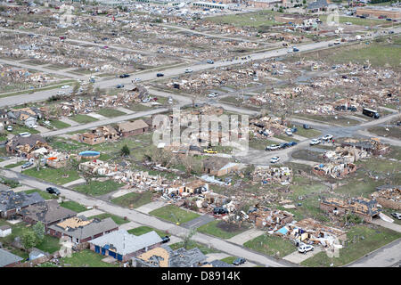 Vue aérienne de la destruction d'une tornade EF-5 le 21 mai 2013 dans Moore, Oklahoma. La tempête avec des vents de plus de 200 miles par heure sur l'île de la banlieue d'Oklahoma City le 20 mai 2013, tuant au moins 24 personnes, en blessant plus de 230 et le déplacement de milliers. Banque D'Images