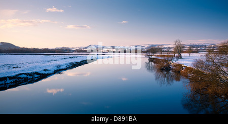 Près de la rivière Towy Dryslwyn Llandeilo Carmarthenshire Galles dans la neige Banque D'Images