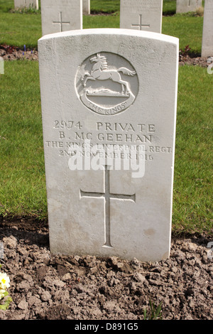 Tombe de B. McGeehan nouveau cimetière militaire de Poperinghe Belgique Banque D'Images