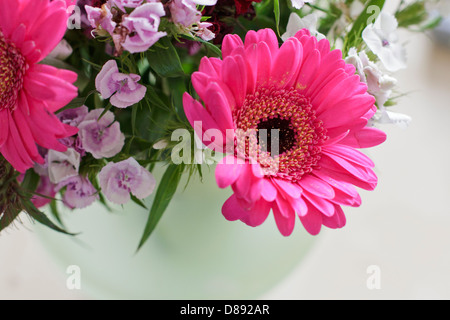 Vue de dessus d'un vase de fleurs - gerberas rose vif Banque D'Images