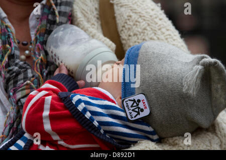 Londres, Royaume-Uni. 22 mai 2013. Un bébé portant un badge de l'aide juridique à partir d'une bouteille de lait boissons lors de manifestation devant le Parlement de Westminster contre les changements proposés par le gouvernement et les coupures à l'aide juridique. Credit : Amer Ghazzal/Alamy Live News Banque D'Images