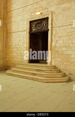 Une porte dans le Palais des Papes, Avignon, France. Banque D'Images