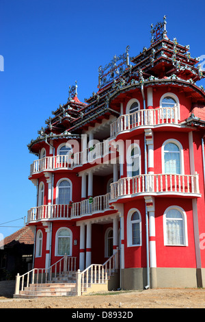 La Villa, maison d'un Baron tzigane à Hunedora, typique des ouvrages en métal sur le toit. La Transylvanie, Roumanie Banque D'Images