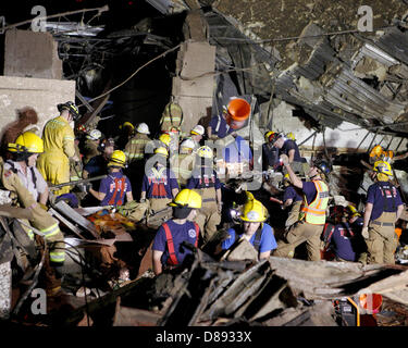 Les sauveteurs chercher des survivants d'une EF-5 Tornado 20 Mai, 2013 dans Moore, Oklahoma. La tempête avec des vents de plus de 200 miles par heure sur l'île de la banlieue d'Oklahoma City le 20 mai 2013, tuant au moins 24 personnes, en blessant plus de 230 et le déplacement de milliers. Banque D'Images