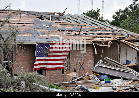 Un drapeau américain flotte sur les décombres d'une maison détruite par une tornade EF-5 le 21 mai 2013 dans Moore, Oklahoma. La tempête avec des vents de plus de 200 miles par heure sur l'île de la banlieue d'Oklahoma City le 20 mai 2013, tuant au moins 24 personnes, en blessant plus de 230 et le déplacement de milliers. Banque D'Images