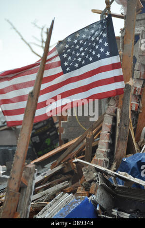 Un drapeau américain flotte sur les décombres d'une maison détruite par une tornade EF-5 le 21 mai 2013 dans Moore, Oklahoma. La tempête avec des vents de plus de 200 miles par heure sur l'île de la banlieue d'Oklahoma City le 20 mai 2013, tuant au moins 24 personnes, en blessant plus de 230 et le déplacement de milliers. Banque D'Images