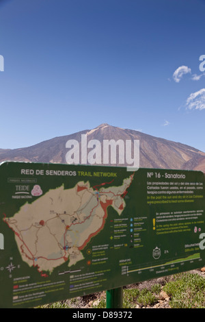 Signe avec des itinéraires de randonnée dans le parc national de Las Canadas del Teide à Tenerife. Pour signer l'accent accent Teide voir l'image D89385 Banque D'Images