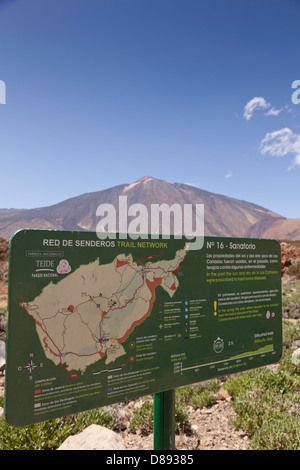 Signe avec des itinéraires de randonnée dans le parc national de Las Canadas del Teide à Tenerife. Inscrivez-vous pour l'accent accent Teide voir l'image D89372 Banque D'Images