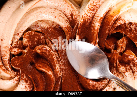 La crème glacée Tiramisu avec cuillère Banque D'Images