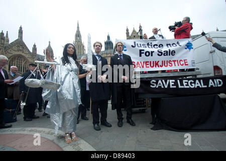 Londres, Royaume-Uni. 22 mai 2013. Une femme habillée en dame Balance de la Justice se trouve à côté de membres de la profession juridique, y compris les avocats et les avocats de l'aide juridique pendant une manifestation devant le Parlement de Westminster contre les changements proposés par le gouvernement et les coupures à l'aide juridique. Credit : Amer Ghazzal/Alamy Live News Banque D'Images