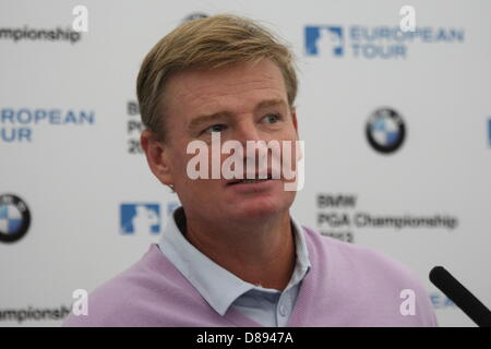 Wentworth, Surrey, UK 22 mai 2013 Scènes de la BMW PGA Championship Golf - Celebrity Pro-Am. Ici - Ernie Els, de l'Afrique du Sud (actuel Champion ouvert) Réponses aux questions des médias avant le premier jour. Credit : Motofoto / Alamy Live News Banque D'Images