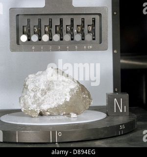 Le Genesis Rock a été ramené sur Terre par l'équipage d'Apollo 15. Cette roche ancienne, découverte sur la Lune, a fourni aux scientifiques des informations cruciales sur l'histoire ancienne de la Lune et son développement géologique. Banque D'Images