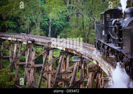 Puffing Billy Steam train voyage à travers un vieux pont en bois à Melbourne, Victoria, Australie Banque D'Images