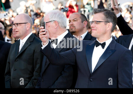 Steven Soderbergh, Jerry Weintraub et Matt Damon qui fréquentent le "derrière les candélabres' première mondiale au 66e Festival de Cannes. 21 mai, 2013 Banque D'Images