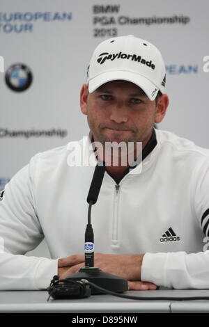 Le golfeur Espagnol Sergio Garcia répond aux médias au BMW PGA Championship à Wentworth 2013 Banque D'Images