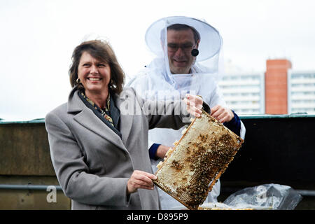 Berlin, Allemagne. 22 mai 2013. Les apiculteurs se réunit avec le ministre fédéral Ilse Aigner sur le toit de le Berliner Dom à Berlin et ils ont introduit une nouvelle abeille App. Sur la photo : le ministre de l'Agriculture Ilse aigner est titulaire d'un couvain de côté apiculteurs Uwe Marth sur le toit de la cathédrale de Berlin à Berlin Crédit : Reynaldo Chaib Paganelli / Alamy Live News Banque D'Images