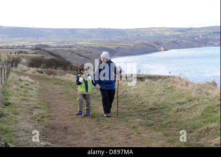 Grand-parent et petit-fils randonnées ensemble sur une partie de la Cleveland Way, sentier, North Yorkshire, Angleterre , Royaume-Uni Banque D'Images