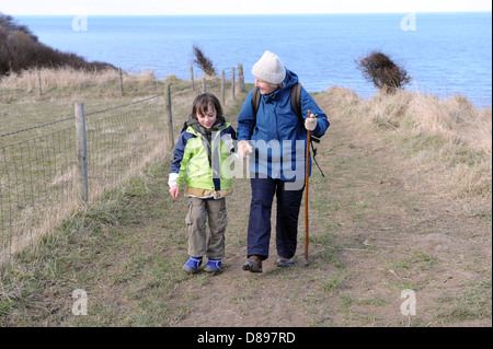 Grand-parent et petit-fils randonnées ensemble sur une partie de la Cleveland Way, sentier, North Yorkshire, Angleterre , Royaume-Uni Banque D'Images