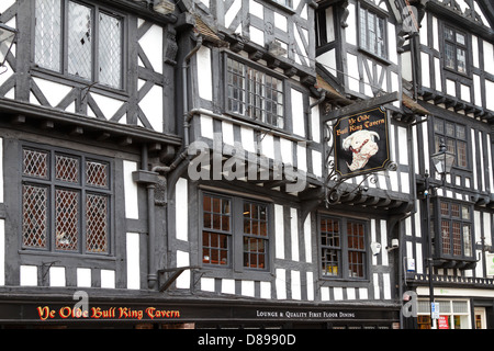 Ye Olde Bull Ring Tavern, un bâtiment à colombages de style Tudor, la moitié, Ludlow, Shropshire, England, UK. Banque D'Images