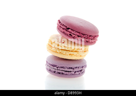 Trois macarons français pile blanc avec reflet Banque D'Images