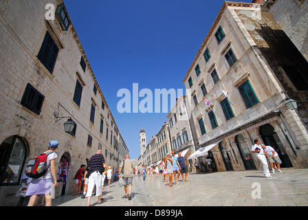 DUBROVNIK, Croatie. Une vue le long (Stradun Placa) dans la ville médiévale fortifiée. 2010. Banque D'Images