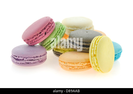 Macarons traditionnels français sur fond blanc Banque D'Images