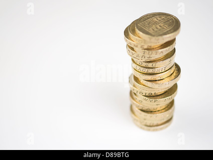 Une pile de pièces livre sur une table. Banque D'Images