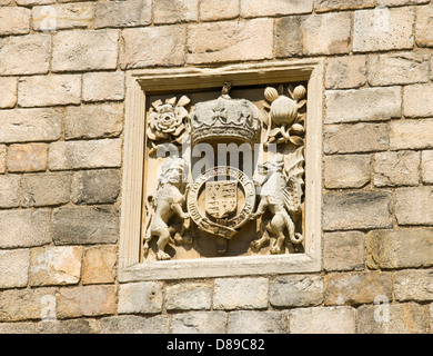 Royal Crest au-dessus de la porte d'Henri VIII, le château de Windsor, Berkshire, Royaume-Uni. Banque D'Images