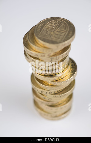 Une pile de pièces livre sur une table. Banque D'Images