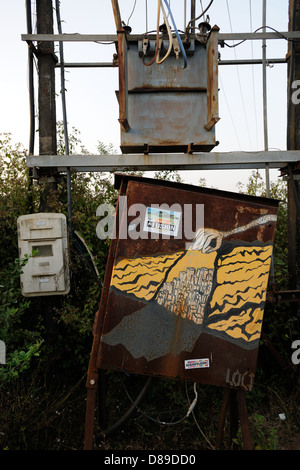 Poteaux de distribution électrique rouillé avec peinture murale Banque D'Images