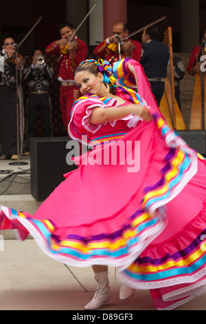 Mariachi mexicaine chanteurs et danseurs d'effectuer en Afrique de l'Fest-Victoria au Centennial Square, British Columbia, Canada. Banque D'Images