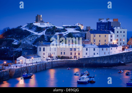 Neige de l'hiver au port de Tenby Tenby, Pembrokeshire Wales au crépuscule Banque D'Images