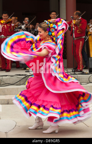 Mariachi mexicaine chanteurs et danseurs d'effectuer en Afrique de l'Fest-Victoria au Centennial Square, British Columbia, Canada. Banque D'Images