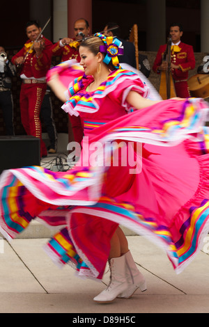 Mariachi mexicaine chanteurs et danseurs d'effectuer en Afrique de l'Fest-Victoria au Centennial Square, British Columbia, Canada. Banque D'Images