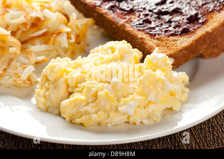 Petit-déjeuner américain copieux fait maison avec des oeufs, toasts, et pommes de terre rissolées Banque D'Images