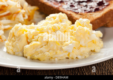 Petit-déjeuner américain copieux fait maison avec des oeufs, toasts, et pommes de terre rissolées Banque D'Images