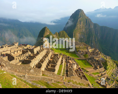 Machu Picchu, situé au Pérou, est une ancienne ville inca connue pour sa construction sophistiquée en pierre sèche. Ce site classé au patrimoine mondial de l'UNESCO attire des millions de touristes chaque année, offrant un aperçu de la civilisation inca et de son architecture avancée. Banque D'Images