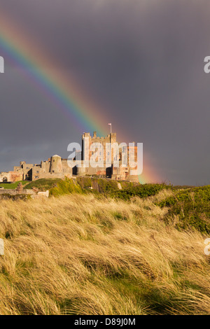 Arc-en-ciel sur Château De Bamburgh, Northumberland Banque D'Images