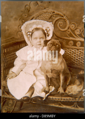 PETITE FILLE ET CHIEN PUG Banque D'Images