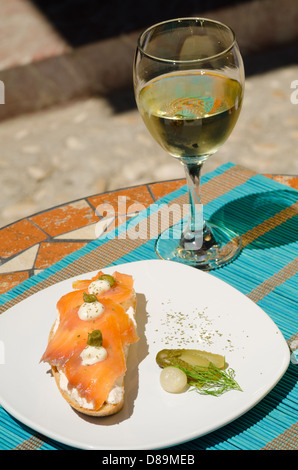 Le tapa a servi avec le vin blanc dans un ciel ensoleillé terrasse andalouse Banque D'Images