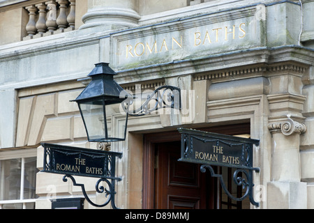 Bains Romains signer dans le centre-ville de Bath Somerset Banque D'Images